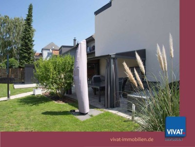 Haus-im-Haus mit Gartenanteil, 2 Stellplätzen ... in ruhiger Wohnlage! EBK, neue Fenster, u.v.m.