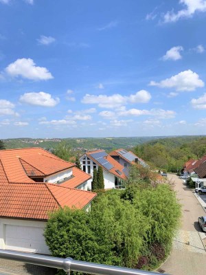 Helle 3 Zimmer-Wohnung mit unverbaubarer Aussicht & Garten