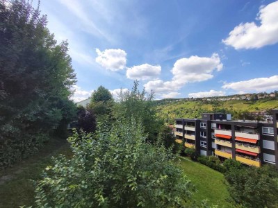 Rundumblick ins Grüne - Bezugsfreie 3,5-Zimmerwohnung mit Balkon und Garage!
