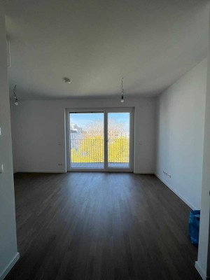 Helle 2-Zimmer Wohnung mit Balkon im 6. OG in Berlin-Heinersdorf