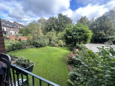 Zentrale Lage mit Grünblick von der Loggia