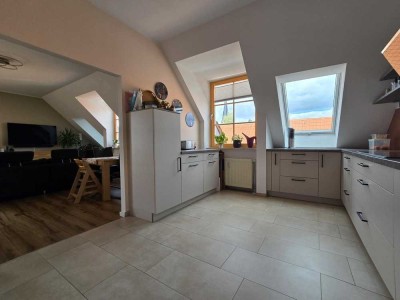 großzügige 4-Zimmer Dachgeschosswohnung mit Südbalkon in zentraler Lage zu vermieten!!
