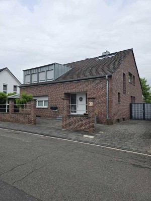 Geräumiges, 8-Raum-Haus in Grevenbroich