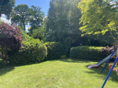 Familienparadies: ruhig gelegene und modernisierte Doppelhaushälfte mit Garten, Kamin, Einbauküche