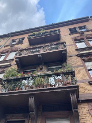 Helle und zentrale 4-Zimmer Altbau-Wohnung mit zwei Balkonen