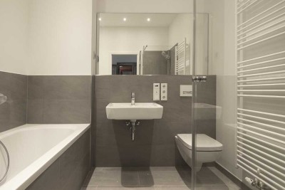 ***  Helle 3 Raum Wohnung * Fußbodenheizung * Modernes Badezimmer * Südbalkon * 10/25 ***