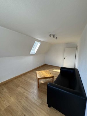 Sonnige, ruhige 2-Zimmer-Dachgeschosswohnung in zentraler Lage – teilmöbliert, sofort verfügbar