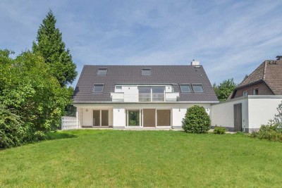 Haus im Haus: moderne 4-Zimmer-Wohnung der besonderen Art mit eigenem Garten!