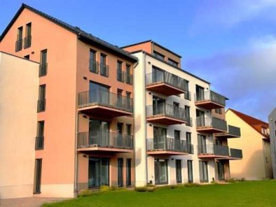 Wunderschöne, moderne Wohnung mit Einbauküche, Balkon und Stellplätzen