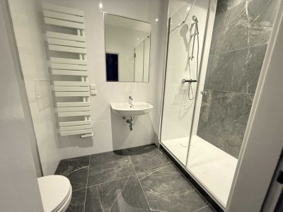 Frisch hergerichtet! Gemütliche 3-Raumwohnung mit Balkon und Dielenboden, Stellplatz möglich!