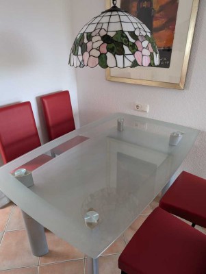 Wohlfühlwohnung, möbliert, mit Balkon und eigenem Pkw-Stellplatz