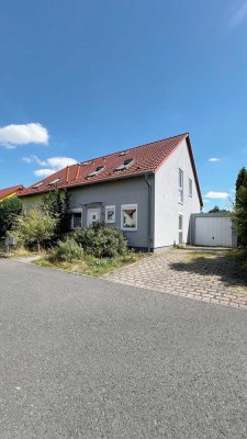 Familientraum! Sanierte Doppelhaushälfte
mit Einbauküche, eigenem Garten und
Garage in Traumlage.