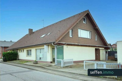 **Wohnen & Arbeiten unter einem Dach: 2 Wohneinheiten + Ladenlokal + 3 Garagen + Ausbaureserve**