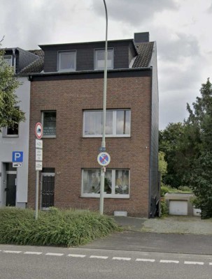 Gepflegtes Mehrgenerationenhaus mit sechs Zimmern in Eschweiler mit Bauland und 3 Garagen