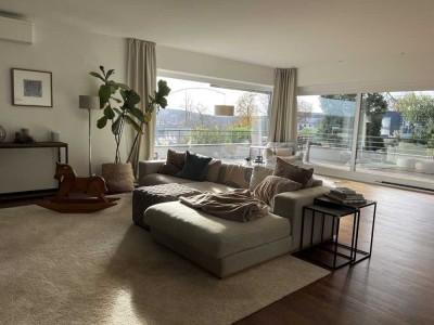 **Repräsentatives, offen gestaltetes Einfamilienhaus mit Fernblick, Sauna und großem Garten.**