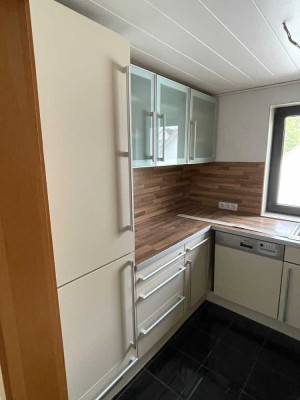 Teilmöblierte 4-Zimmer-Wohnung mit Balkon und Einbauküche in Stuttgart