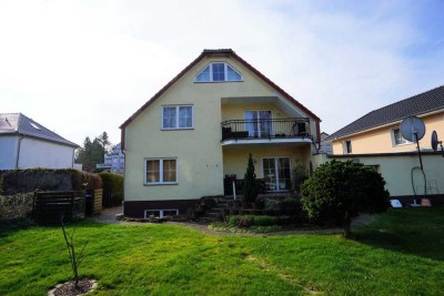 Ein Zweifamilienhaus mit zusätzlichen Räumen im Souterrain als mögliche Einliegerwohnung