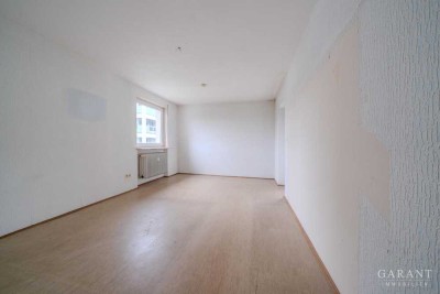 Großzügige, renovierungsbedürftige Wohnung mit Balkon in ruhiger Lage