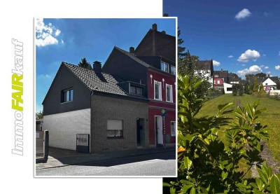 Wie eine Insel.... Omas Häuschen mit sattem Grün!