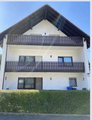 Stilvolle 6-Zimmer-Wohnung mit gehobener Innenausstattung mit Balkon und EBK in Kelkheim