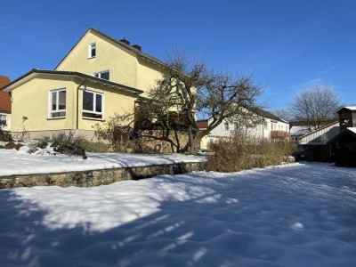 Großzügiges Haus  in beliebter Wohnlage. Schöner Südgarten mit Terrasse.  Garage & Stellplätzen