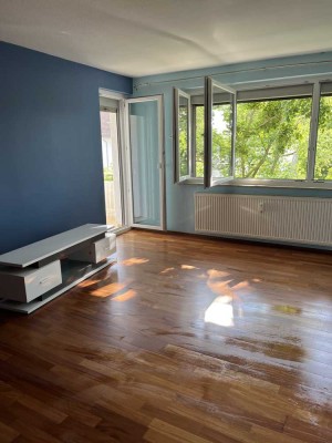 Provisionsfrei - sonnige Wohnung mit Blick auf die Pferdekoppel  in Frankurt-Nied