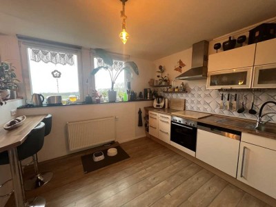 RESERVIERT ++ DG-WOHNUNG MIT TERRASSE UND WEITBLICK  + 2 GARAGEN ++