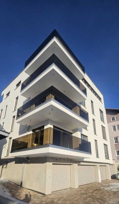 Erstbezug mit Balkon und EBK: Stilvolle 3-Raum-Hochparterre-Wohnung mit lux. Innenausstattung