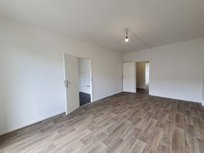 ***Alt war gestern – Renovierte 4-Zimmer-Wohnung mit Balkon!***