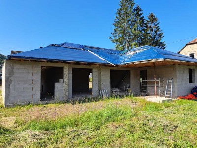 Bungalow (Rohbau) mit Dach und Garage auf 8 ar Grundstück in Wadern-Büschfeld - ideal für Handwerker