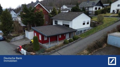 Gepflegtes Wohnhaus mit großer Terrasse und schönem Garten