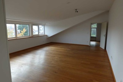 Helle 2-Zimmer-Dachgeschosswohnung mit Bergblick in ruhiger Lage