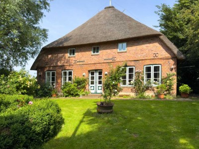 Historisches Reetdach-Bauernhaus mit Charme und Potential in Nordseenähe