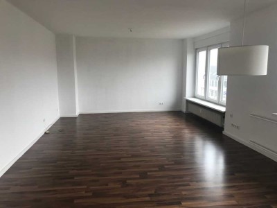 3-Zimmer-Wohnung mit Balkon, EBK und Stellplatz!