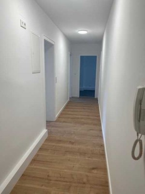 Komplett sanierte 2,5 ZKB mit Parkettböden und Wohnküche in stilvollem Altbau!
