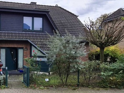 Wohnung /Hälfte eines 2 Familienhauses in St. Tönis - 99 m²,  Garten & Carport