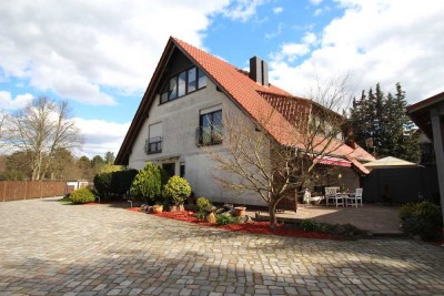 Viel Platz für Familie & Gäste – Doppelhaushälfte mit großem Garten und separatem Gästehaus!