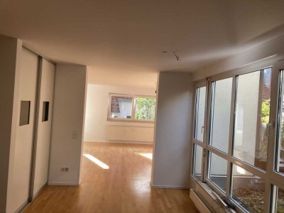 Helle, neu renovierte 2,5 Zimmer Wohnung