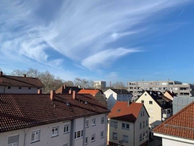 Individuelle, moderne 3 Zimmer-DG-Citywohnung mit neuer EBK und Nordostbalkon sowie Aufzug