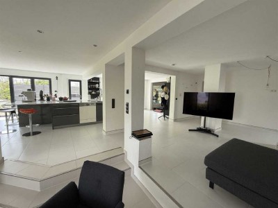 Eleganz trifft Moderne!
Extravagante Wohnung auf 2 Etagen (EG und OG) mit viel Platz und eine