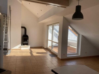 Lichtdurchflutete DG-Wohnung mit Galerie, Loggia & Carport