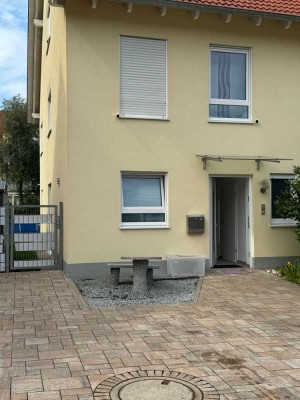Günstige, neuwertige 6-Raum-Doppelhaushälfte mit geh. Innenausstattung und EBK