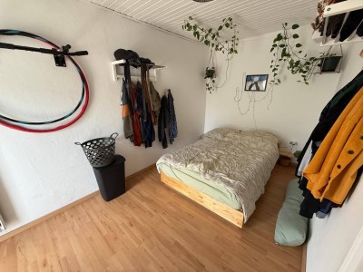 Nachmieter gesucht: Helle 3-Zimmer Dachgeschosswohnung mit zwei Balkon beim Augarten
