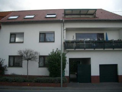 Helle und vollst. renovierte 2-Raum-Dachgeschosswohnung mit geh. Innenausstattung mit Balkon