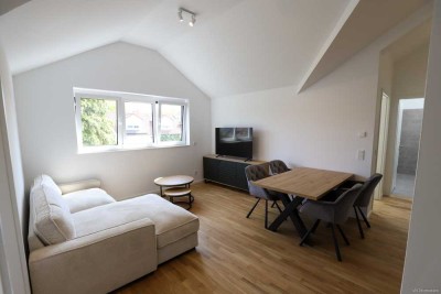 ** Feldrandlage** Vollmöblierte Dachgeschoss-Wohnung mit Einbauküche