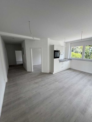 Erstbezug: Helle 3-Zimmer-Whg mit Einbauküche und Loggia