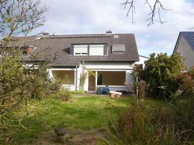 LANGENHAGEN: Doppelhaushälfte mit Westausrichtung in Spielstraße mit Aufzug