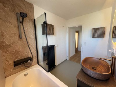 Sanierte 3-Zimmer-Wohnung mit gehobener Ausstattung, Balkon und traumhaftem Ausblick über Weingarten