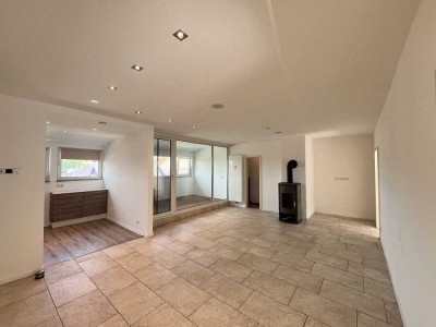 Dachgeschoss 3 Zimmer//Fahrstuhl//Kamin//Fußbodenheizung//Einbauküche//Stellplatz//Hohe Decken