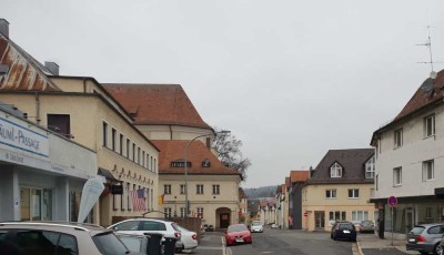 Attraktive und sehr großzügige Wohnung im 1.Obergschoß mit Terrasse sucht Neubelebung